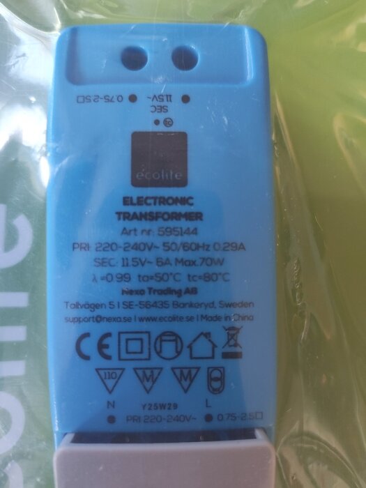 Blå elektronisk LED-transformator från Ecolite, Art nr: 595144, med specifikationer som 12VDC utspänning, tillverkad för inomhusbruk.