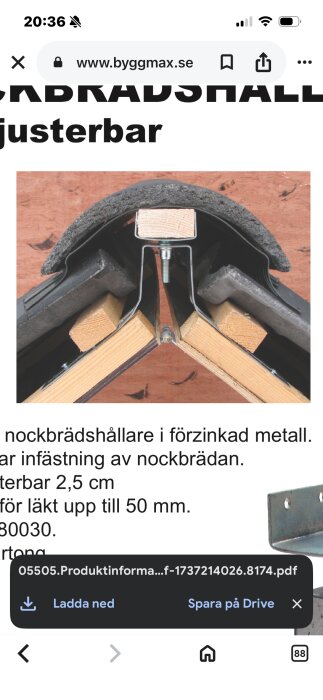 Taknock med nockbrädshållare i förzinkad metall för infästning av nockbräda, monterad på takläkt.
