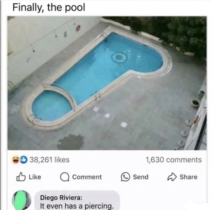 En pool med ovanlig form och en mindre bassäng i ena änden, delad av ett lågt staket.