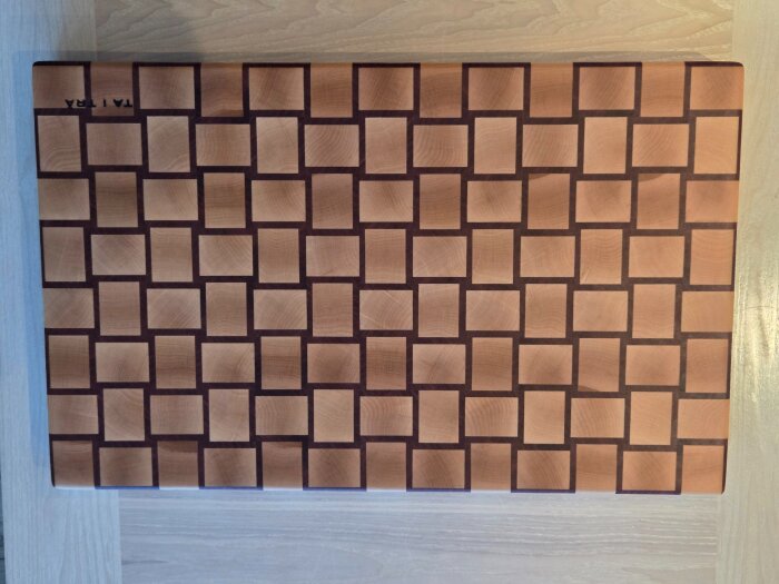 Ändträskärbräda med rutmönster, del av veckans produktion i hobbyprojekt med stekgafflar och coasters.
