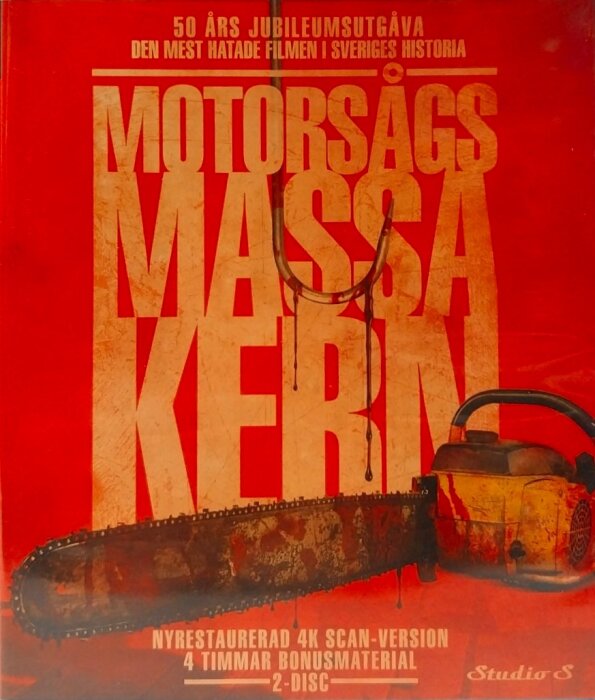 DVD-omslag för "Motorsågsmassakern" 50-årsjubileumsutgåva, med bilde av en motorsåg och filmens titel i stor text.