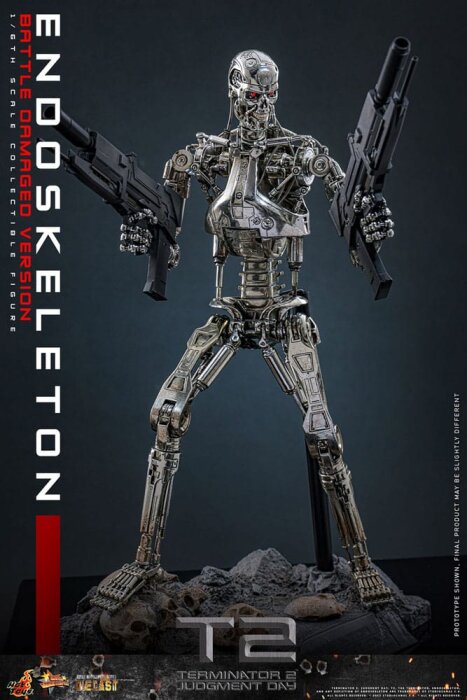 Terminator endoskelett med två pistoler, battle damaged version från T2 Judgment Day, står på en stenig bas, mörk bakgrund.