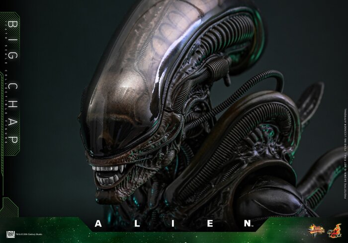 Actionfigur av en Alien med detaljerat huvud, mörk yta och synliga tänder. Modellen heter Big Chap och visas i närbild.