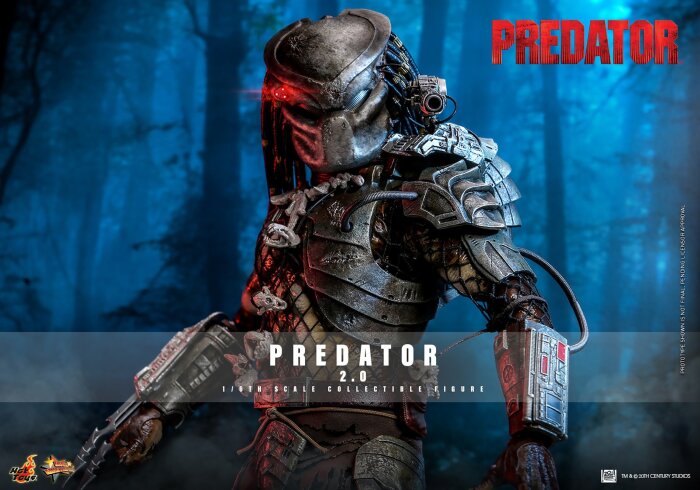Actionfigur av en Predator med rustning och vapen i en dunkel skogsmiljö, texten "Predator 2.0" syns över bilden.
