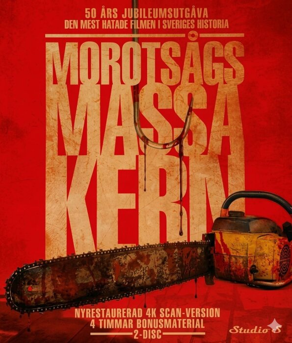Poster för "Morotsågs Massakern" med motorsåg mot röd bakgrund, text om nyrestaurerad version och bonusmaterial.