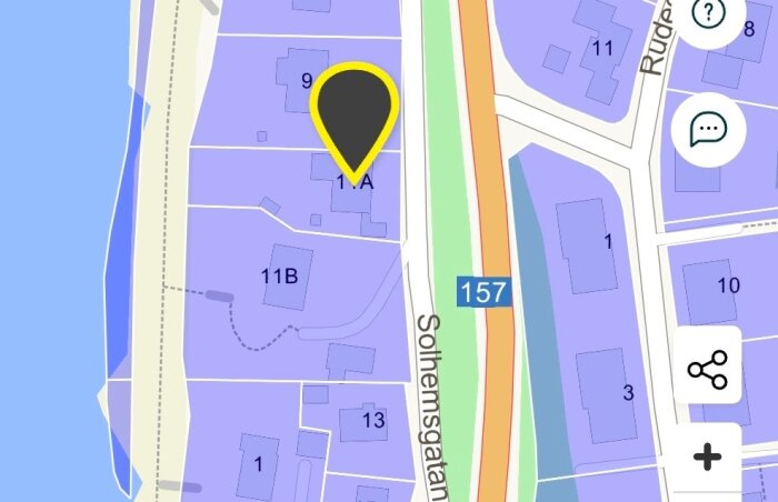 Karta med markerad tomt på Solhemsgatan nära vatten, varken sjötomt eller strandtomt, enligt användarens inlägg.