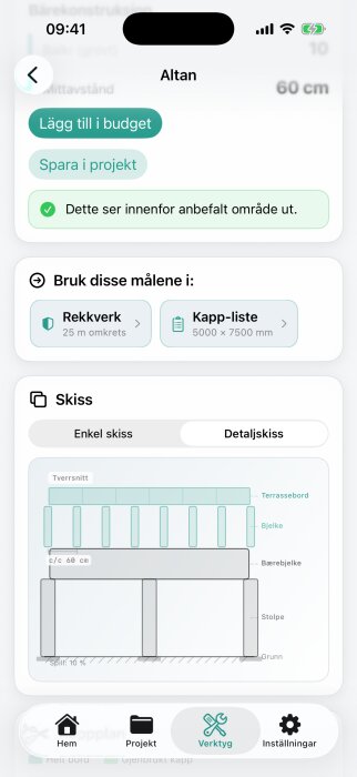 Appskärm med budget och projektalternativ för altanbygge, inklusive en skiss över konstruktion med terassbord, bjälkar och stöd.