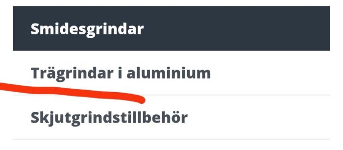 Bild visar en meny med texten 'Smidesgrindar', 'Trägrindar i aluminium' understruken i rött och 'Skjutgrindstillbehör'.