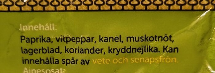 Innehållsförteckning på kryddpåse: paprika, vitpeppar, kanel, muskotnöt, lagerblad, koriander, kryddnejlika, kan innehålla vete och senapsfrön.