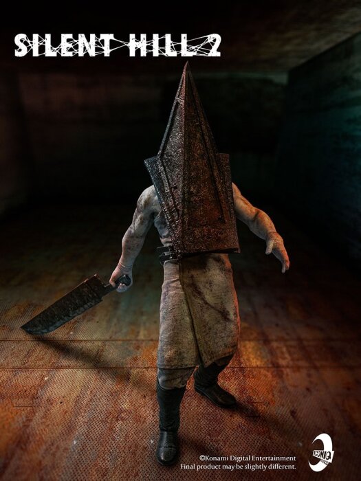 Staty av Pyramid Head från spelet Silent Hill 2, med stor kniv och triangulär hjälm, står mot mörk bakgrund.