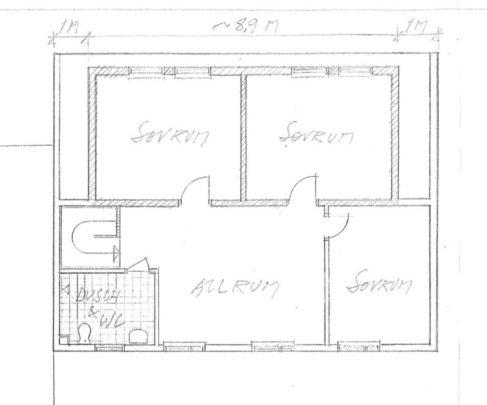Planskiss över övervåningen i ett hus med tre sovrum, badrum med dusch och WC, samt ett allrum omvandlat till arbetsrum.