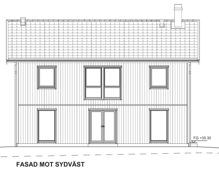 Ritning av ett 2-planshus med träpanel och fem fönster, en skorsten synlig på taket, fasaden vetter mot sydväst.