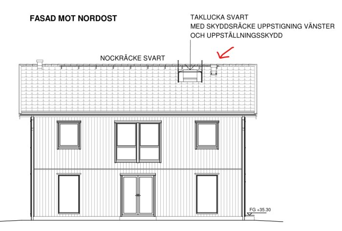 Ritning av husfasad mot nordost med snedtak, taklucka, svarta nockräcken och betongpannor. En röd pil pekar på takluckan.