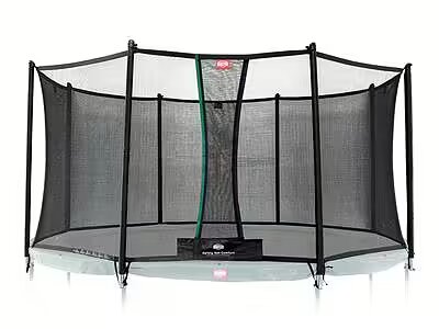 Rund trampolin med svart skyddsnät monterat ovanpå kantskydd, med flera stolpar som håller uppe nätet.