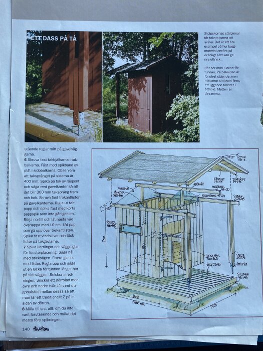Byggnadsritning och foto av ett utedass i trä, inklusive detaljer om stolpskor och fönsterplacering, omgiven av träd och gräs.