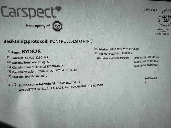 Besiktningsprotokoll för en Lexus IS250 med anmärkning om avgassystemläckage, utfärdat i Stockholm Ekerö.