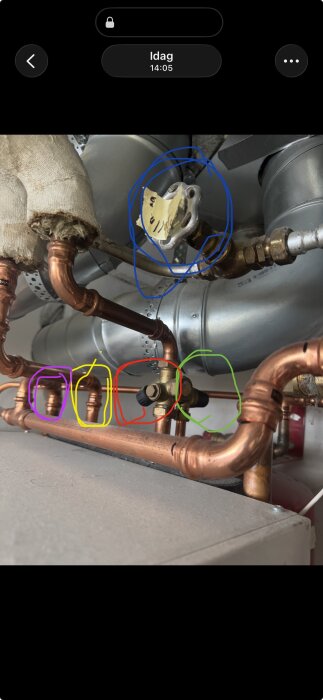 Kopparrör med olika färgmarkeringar och en kran för påfyllning, kopplat till en vattenvärmare eller liknande system.