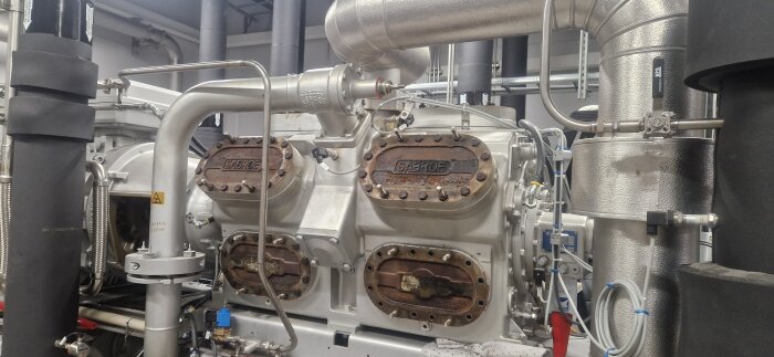 Industrikompressor med rör och ventiler från märket SABROE i maskinrum.