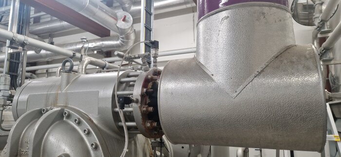 Rörsystem och industriell utrustning av metall i en fabriksanläggning.