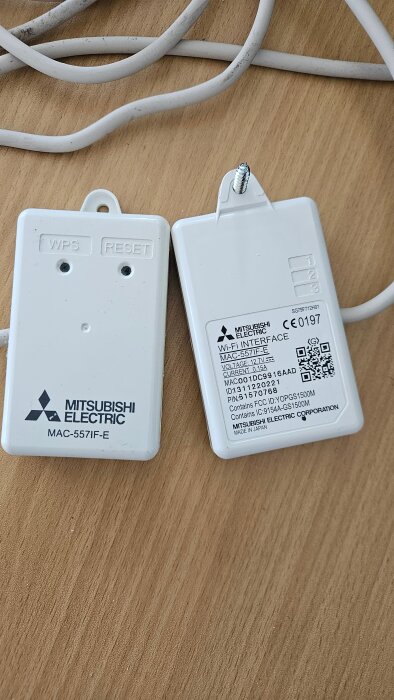 Två vita Wi-Fi-interface från Mitsubishi Electric, modell MAC-557IF-E, för styrning av värmepumpar via Melcloud.