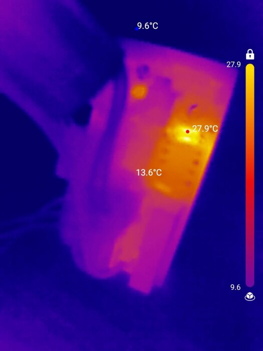 Termografisk bild av ett kretskort med temperaturskala; vissa områden visar högre temperaturer, upp till 27.9°C.