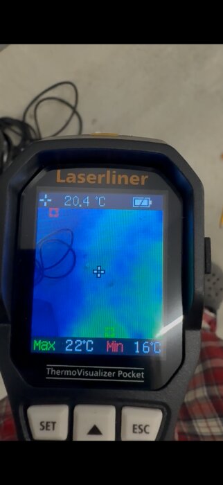 En närbild av en Laserliner värmekamera som visar en temperaturavläsning på 20,4 °C. Max- och mintemperaturer är 22 °C respektive 16 °C.