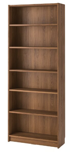 Bokhylla från IKEA, modell BILLY, i brun design med flera hyllplan. Diskuteras modifiering av sockeln för anpassning i ett inlägg på forumet.