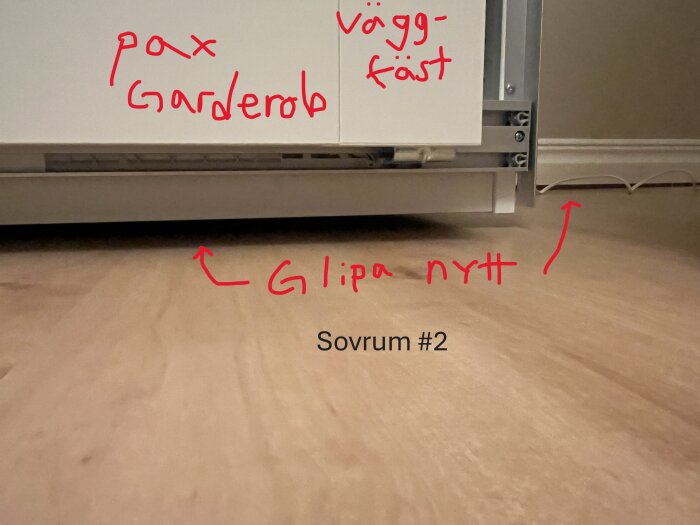 Glipa under garderob i sovrum, märkningar visar "glipa nytt", "väggfäst" och "pax garderob". Golvsättning observerad efter väggborttagning.