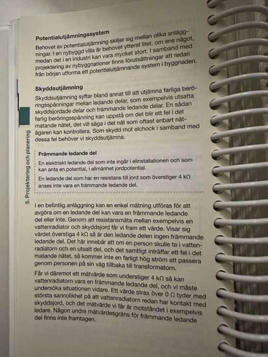 Utdrag från Teknikhandbok El och Tele om potentialutjämningssystem och skyddsutjämning, visar text och spiralbindning.