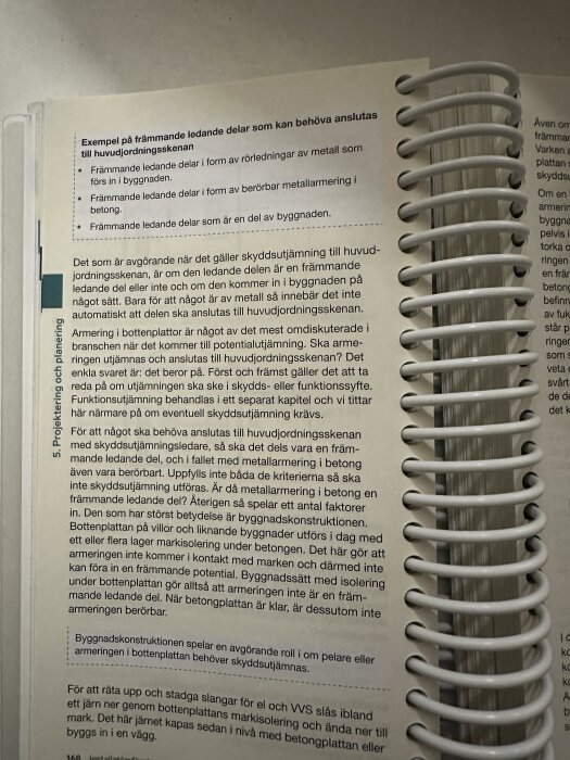 Utdrag ur Teknikhandbok El och Tele med text om främmande ledande delar och deras anslutning till huvudjordningsskenan, spiralbunden sida.