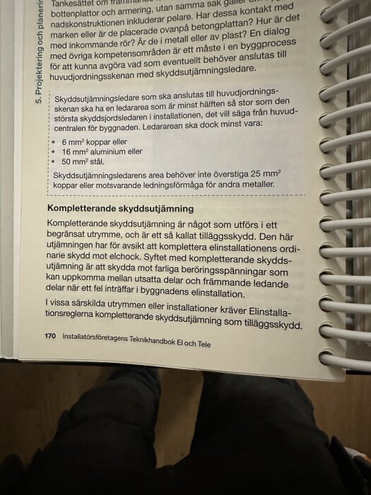 Sida ur Teknikhandbok El och Tele om skyddsutjämningsledare och kompletterande skyddsutjämning, med krav på ledararea för olika metaller.