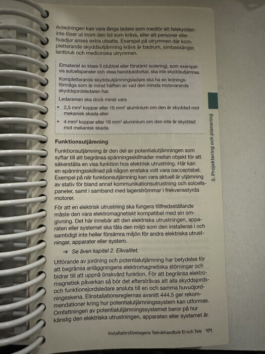Sida ur Teknikhandbok El och Tele med text om skyddsutjämning och potentialutjämning, inklusive krav på ledarstorlek och elektromagnetisk kompatibilitet.