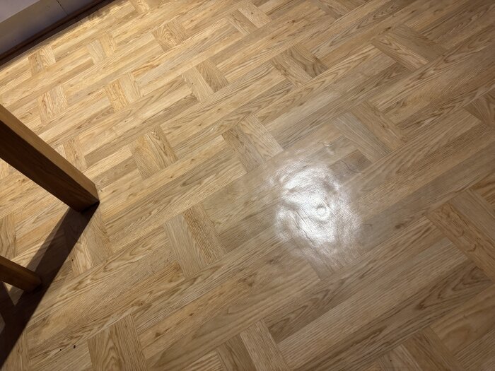 Ojämnt köksgolv med upphöjningar, eventuellt på grund av spånskivans tillstånd efter borttagning av plastmatta, i hus från 1990-talet.