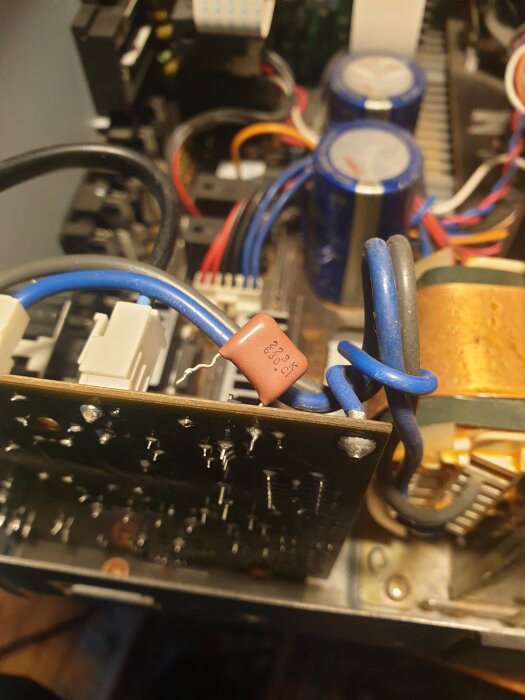 Elektronikkrets med kondensatorer, kablar och kopplingsschema.