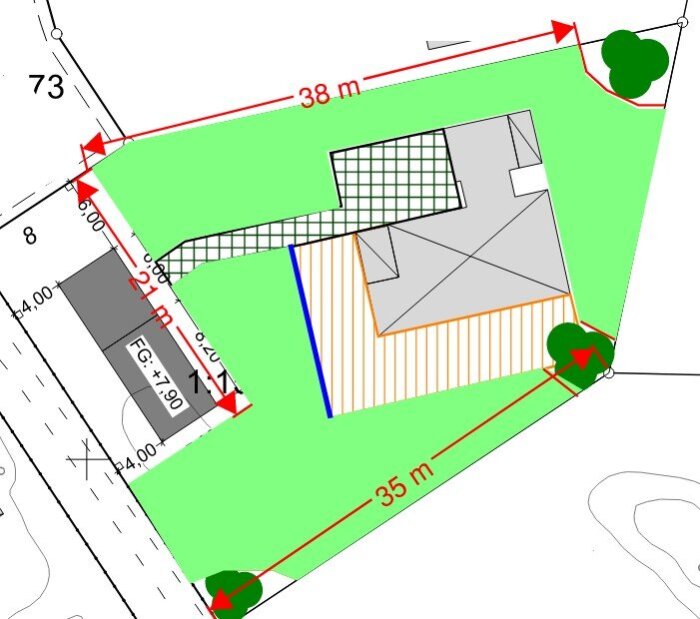 Karta över trädgård med vinklar, plattläggning, och hus. Grönområde visas, blå linje indikerar oönskad robotstationsplacering.