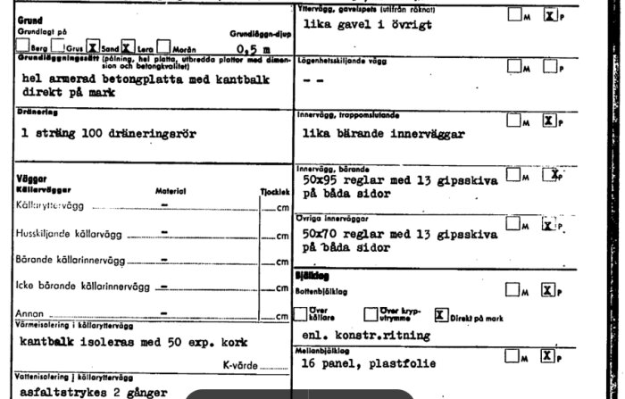 Planritning med information om grund, väggar, dränering och isolering för byggnad, inklusive specifikationer för reglar och gipsskivor i innerväggar.