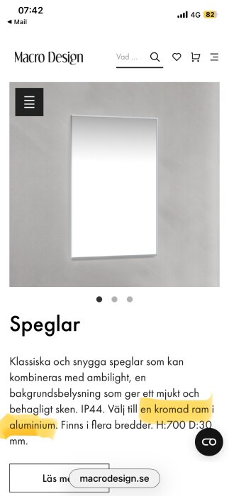 Rektangulär spegel med kromad ram och ambilight-belysning från Macro Design, monterad på en vit vägg.