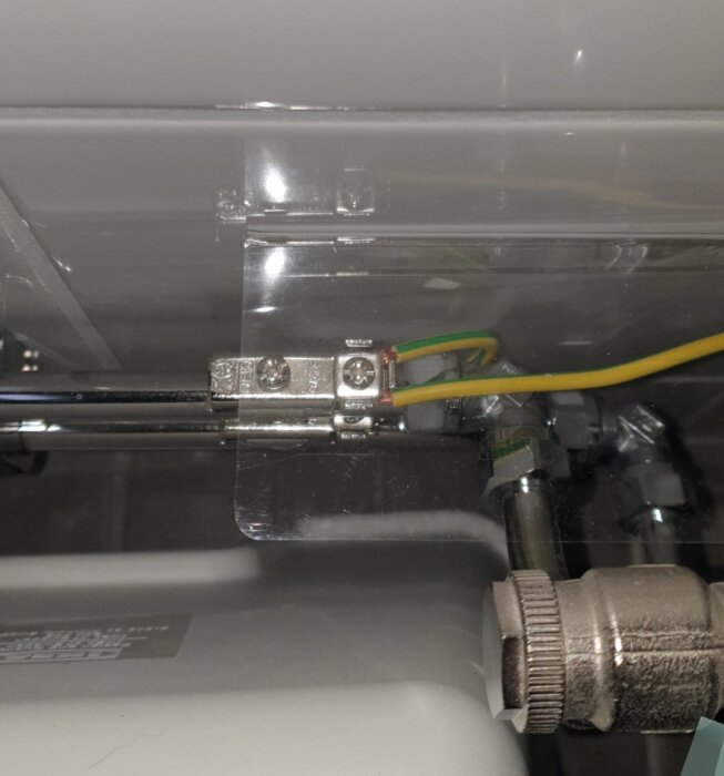 Elinstallation med ledning skyddad bakom plastpanel, svåråtkomlig för katter.