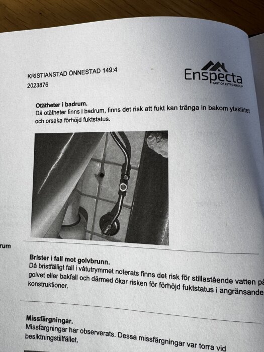Besiktningsprotokoll med bild av ett rör i ett badrum, och text som varnar för otätheter och risk för fukt i ytskiktet.
