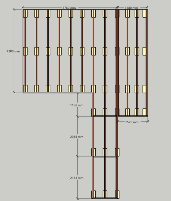 Planritning av trallkonstruktion med dimensioner och placering av reglar på betongplattor. Dubbla röda linjer markerar generalskarv.