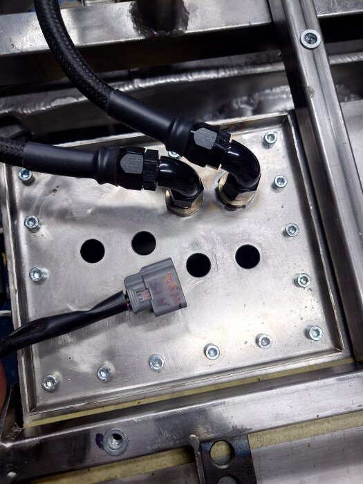Elektrisk kopplingsplatta med två installerade kablar och en lös kontakt vid sidan, klar för felsökning och reparation.