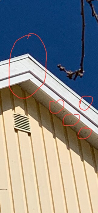 Takfot med nyligen monterade vita vindskivor, markerade med röda cirklar, potentiella kvalitetsproblem påpekas.