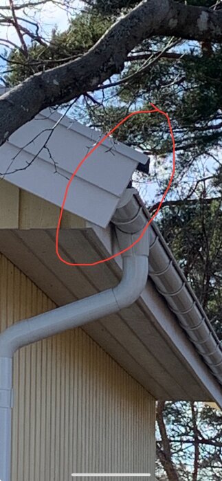 Nya vindskivor på hustak, markerade med en röd cirkel. Träplankor ser oskarvade ut men kvalitén på arbetet ifrågasätts.