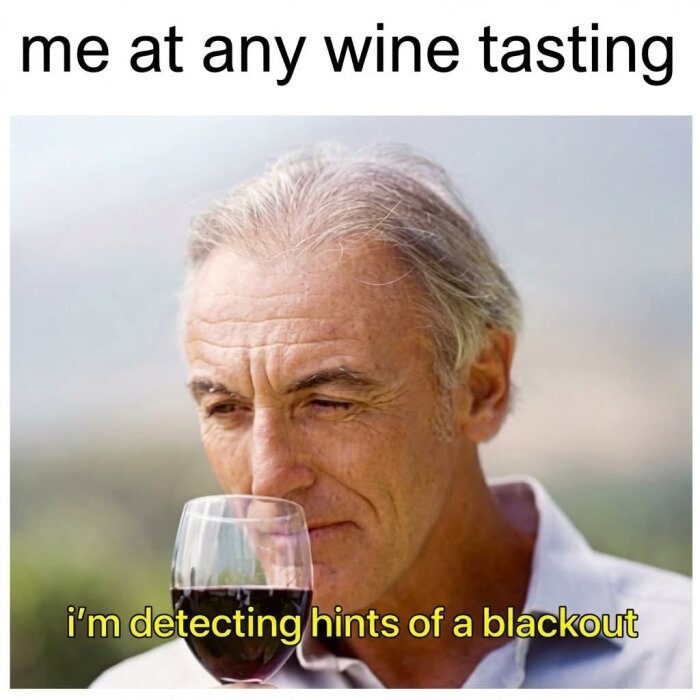 Man doftar på ett glas rött vin med texten "me at any wine tasting" och "i'm detecting hints of a blackout".