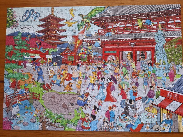 Rikt illustrerat pussel med en livlig japansk gata omgiven av människor, en röd pagod och körsbärsblom, med en flygande drake ovanför.