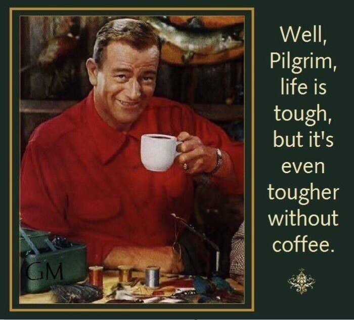 En man i röd skjorta håller i en kaffekopp med texten "Well, Pilgrim, life is tough, but it's even tougher without coffee" bredvid.
