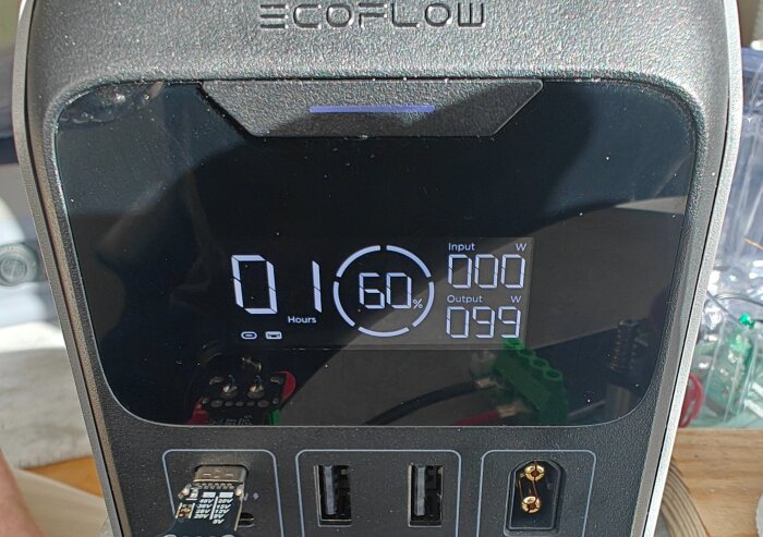 Bärbar kraftstation från EcoFlow med digital skärm som visar 60% batteri, 0W ingång och 99W utgång.