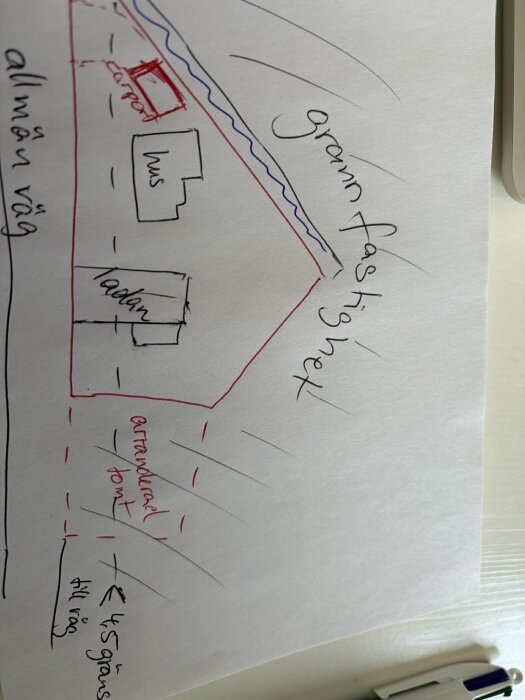 Skiss av tomtplan med markerade byggnader som hus, carport och ladugård, samt gränser mot grannfastighet och allmän väg.