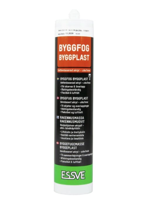 Tub med ESSE BYGGFOG BYGGPLAST, vattenbaserad akryl för tätning, används för att täta plast mot muren i byggprojekt.