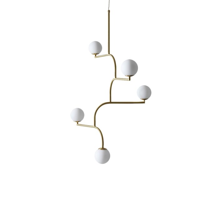 Hängande Pholc Mobil 100-lampa med vit globformiga lampskärmar och en gyllene, geometrisk struktur.